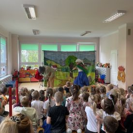 Teatrzyk  „O babci, Krasnalu i kolorowych kulkach”.