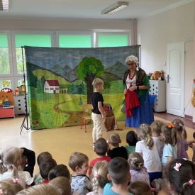 Teatrzyk  „O babci, Krasnalu i kolorowych kulkach”.
