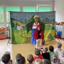 Teatrzyk  „O babci, Krasnalu i kolorowych kulkach”.