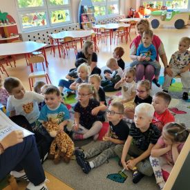 Fiołki poznają zawód pielęgniarki.