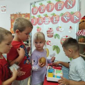 Dzień Jabłka 🍎w grupie „Różyczki” i „Niezapominajki”