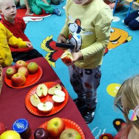 Dzień Jabłka 🍎w grupie „Różyczki” i „Niezapominajki”