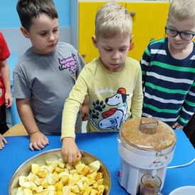 Dzień Jabłka 🍎w grupie „Różyczki” i „Niezapominajki”