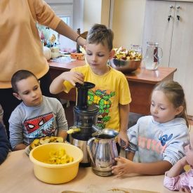 Ścigani przez literki, uratowani przez jabłka – jabłkowy dzień w Tulipanach i Bratkach