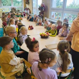 Ścigani przez literki, uratowani przez jabłka – jabłkowy dzień w Tulipanach i Bratkach