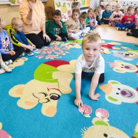 Ścigani przez literki, uratowani przez jabłka – jabłkowy dzień w Tulipanach i Bratkach