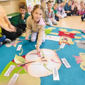 Ścigani przez literki, uratowani przez jabłka – jabłkowy dzień w Tulipanach i Bratkach