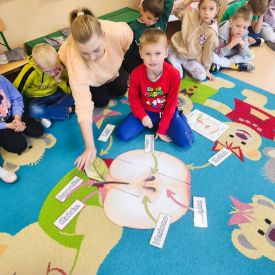 Ścigani przez literki, uratowani przez jabłka – jabłkowy dzień w Tulipanach i Bratkach