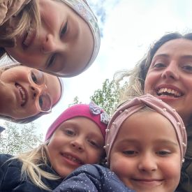 Kasztanowe ludzki i zabawy na placu z Rumi