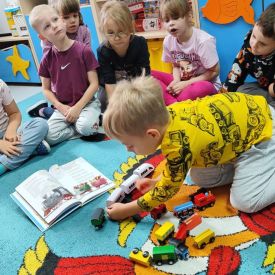 Niezwykła podróż po wierszach Konopnickiej, Brzechwy i Tuwima- Różyczki