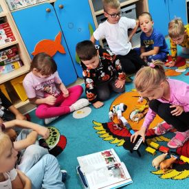 Niezwykła podróż po wierszach Konopnickiej, Brzechwy i Tuwima- Różyczki