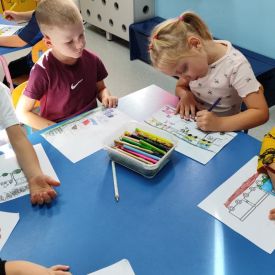 Niezwykła podróż po wierszach Konopnickiej, Brzechwy i Tuwima- Różyczki