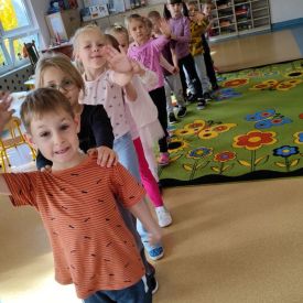 Niezwykła podróż po wierszach Konopnickiej, Brzechwy i Tuwima- Różyczki