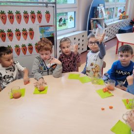 Fiołki kontynuują projekt ,, Marchewka- zdrowe warzywo"