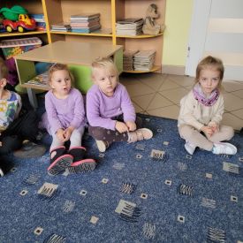 Fiołki w bibliotece na zajęciach ,, Za co lubimy jesień?"