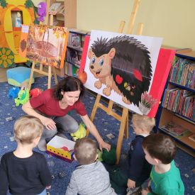 Fiołki w bibliotece na zajęciach ,, Za co lubimy jesień?"