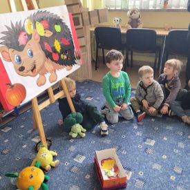 Fiołki w bibliotece na zajęciach ,, Za co lubimy jesień?"