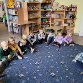 Fiołki w bibliotece na zajęciach ,, Za co lubimy jesień?"