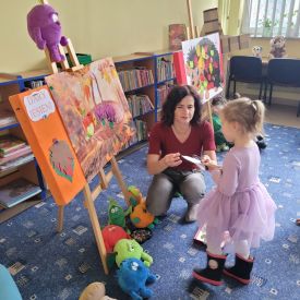 Fiołki w bibliotece na zajęciach ,, Za co lubimy jesień?"