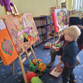 Fiołki w bibliotece na zajęciach ,, Za co lubimy jesień?"