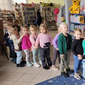 Fiołki w bibliotece na zajęciach ,, Za co lubimy jesień?"
