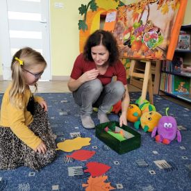 Fiołki w bibliotece na zajęciach ,, Za co lubimy jesień?"
