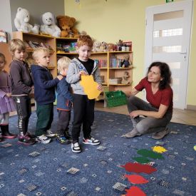 Fiołki w bibliotece na zajęciach ,, Za co lubimy jesień?"