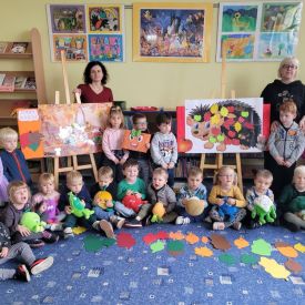 Fiołki w bibliotece na zajęciach ,, Za co lubimy jesień?"
