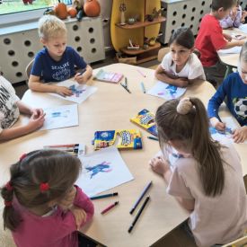 Kosmiczna lekcja w przedszkolnej szkole rysunku!