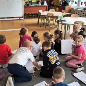 Kosmiczna lekcja w przedszkolnej szkole rysunku!