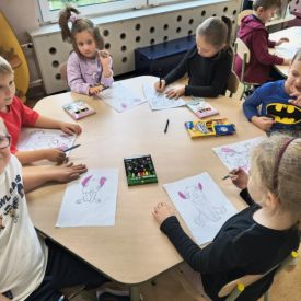 Kosmiczna lekcja w przedszkolnej szkole rysunku!