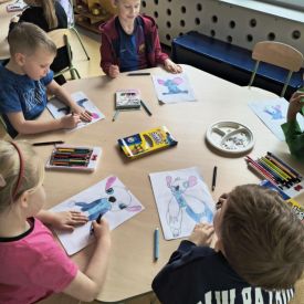 Kosmiczna lekcja w przedszkolnej szkole rysunku!