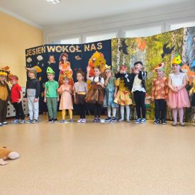 🌻 Przedstawienie „Jesień wokół nas” w wykonaniu grupy Różyczki 