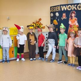🌻 Przedstawienie „Jesień wokół nas” w wykonaniu grupy Różyczki 