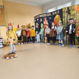 🌻 Przedstawienie „Jesień wokół nas” w wykonaniu grupy Różyczki 