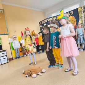 🌻 Przedstawienie „Jesień wokół nas” w wykonaniu grupy Różyczki 