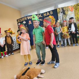 🌻 Przedstawienie „Jesień wokół nas” w wykonaniu grupy Różyczki 