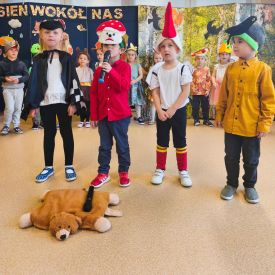 🌻 Przedstawienie „Jesień wokół nas” w wykonaniu grupy Różyczki 