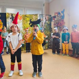 🌻 Przedstawienie „Jesień wokół nas” w wykonaniu grupy Różyczki 