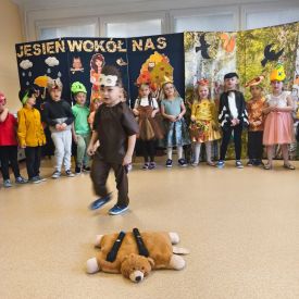 🌻 Przedstawienie „Jesień wokół nas” w wykonaniu grupy Różyczki 