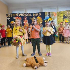 🌻 Przedstawienie „Jesień wokół nas” w wykonaniu grupy Różyczki 