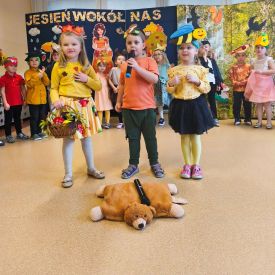 🌻 Przedstawienie „Jesień wokół nas” w wykonaniu grupy Różyczki 