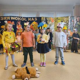 🌻 Przedstawienie „Jesień wokół nas” w wykonaniu grupy Różyczki 