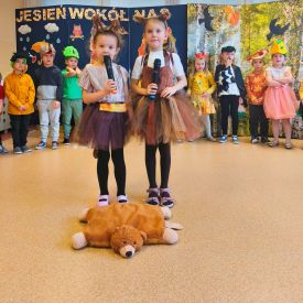 🌻 Przedstawienie „Jesień wokół nas” w wykonaniu grupy Różyczki 