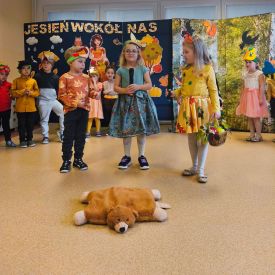 🌻 Przedstawienie „Jesień wokół nas” w wykonaniu grupy Różyczki 