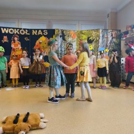 🌻 Przedstawienie „Jesień wokół nas” w wykonaniu grupy Różyczki 