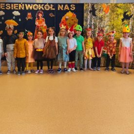 🌻 Przedstawienie „Jesień wokół nas” w wykonaniu grupy Różyczki 