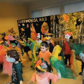 🌻 Przedstawienie „Jesień wokół nas” w wykonaniu grupy Różyczki 