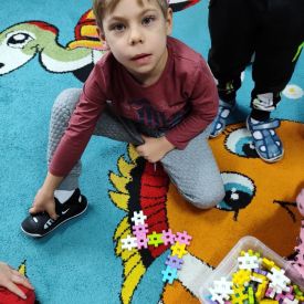 Zabawy matematyczne w grupie „Różyczki” i „Niezapominajki”