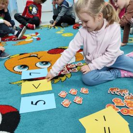 Zabawy matematyczne w grupie „Różyczki” i „Niezapominajki”